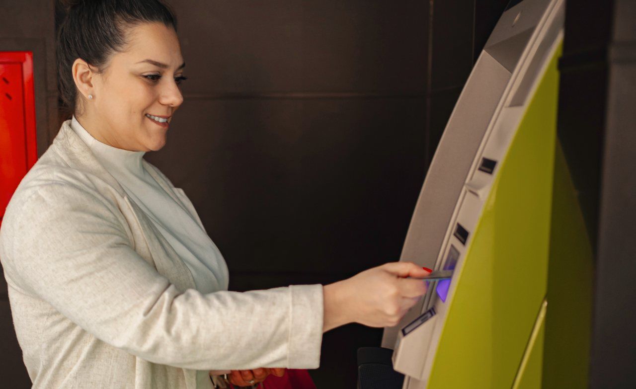 mujer sacando su pensión de banco digital
